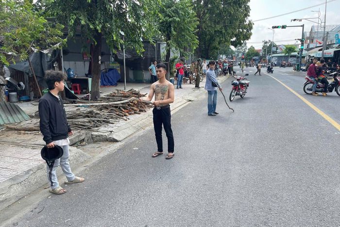 Trước đó, hai nhóm thanh niên xảy ra ẩu đả trên đường.