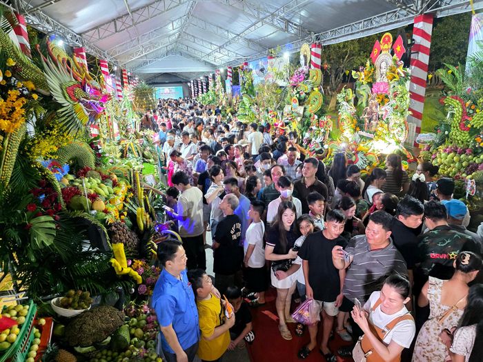 Các gian hàng trưng bày các sản phẩm nông sản, trái cây thu hút đông đảo người dân, du khách tham quan.
