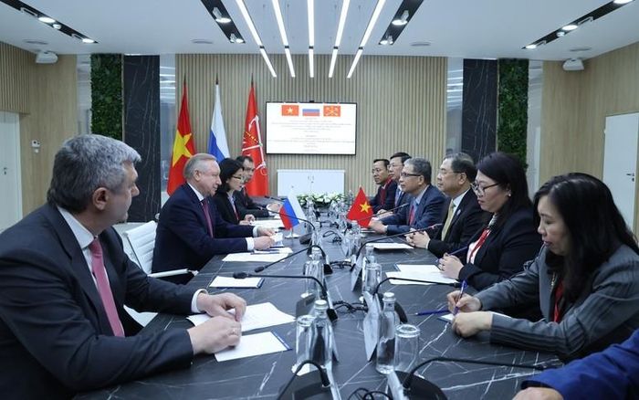 Phó Thủ tướng Thường trực Phạm Gia Túc gặp Thống đốc Saint Petersburg A. Beglov. Ảnh: VGP