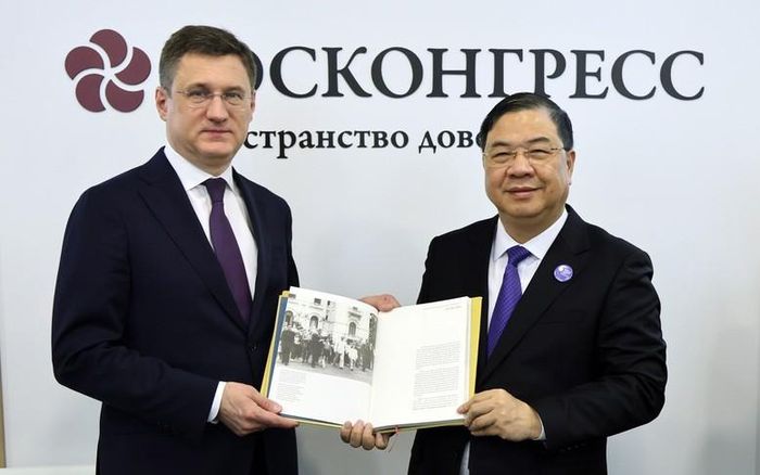 Phó Thủ tướng Thường trực Chính phủ Phạm Gia Túc gặp Phó Thủ tướng Nga Alexander Novak. Ảnh: VGP