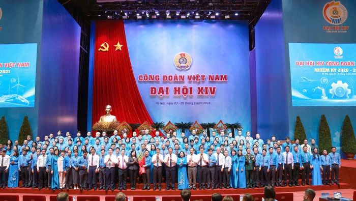 Thay mặt lãnh đạo Đảng, Nhà nước, Thủ tướng Chính phủ Lê Minh Hưng tặng hoa chúc mừng Ban chấp hành Tổng LĐLĐVN khóa XIV, nhiệm kỳ 2026 - 2031.