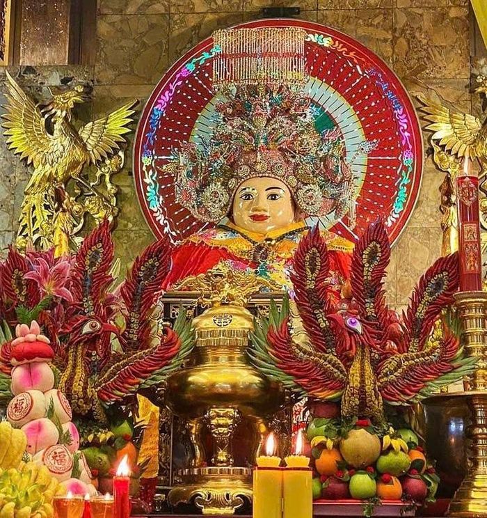 Tượng Bà Chúa Xứ Núi Sam với vẻ uy nghi, phúc hậu, được người dân Nam Bộ tôn kính như vị thần bảo hộ mang lại bình an và may mắn. Ảnh: Giác Thuận.