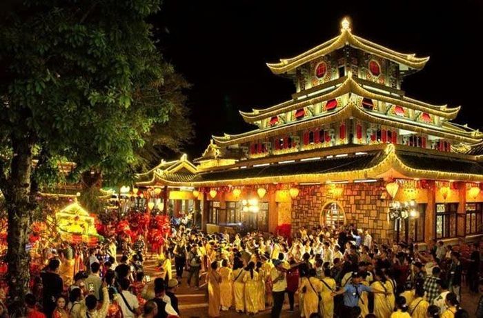 Hàng ngàn người dân và du khách thập phương về Miếu Bà Chúa Xứ Núi Sam dâng hương, cầu bình an, tài lộc và may mắn trong mùa lễ hội. Ảnh: Đức Linh.