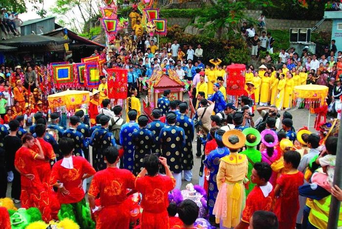 Nghi thức rước Bà tái hiện hành trình cung nghinh tượng Bà từ đỉnh Núi Sam về miếu thờ dưới chân núi - một nét đặc sắc của Lễ hội Vía Bà Chúa Xứ Núi Sam. Ảnh: Đức Linh.