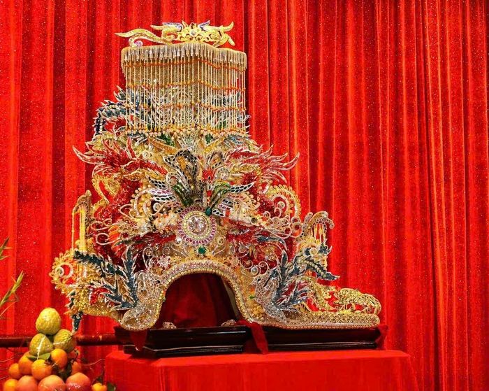 Bộ áo mão mới được chuẩn bị để thay cho tượng Bà trong nghi thức Tắm Bà - nghi lễ linh thiêng bậc nhất của mùa vía. Ảnh: Sưu tầm.
