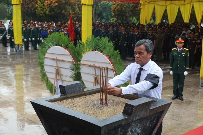 Đồng chí Hồ Văn Niên - Ủy viên Ban Chấp hành Trung ương Đảng, Bí thư Tỉnh ủy dâng hương tri ân các Anh hùng liệt sĩ.