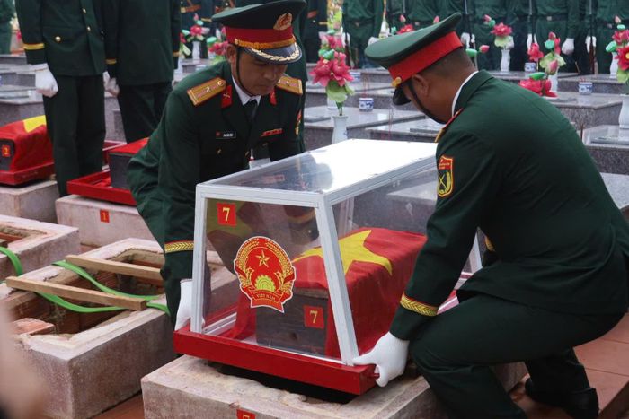 Từng phần hài cốt liệt sĩ được an táng trang trọng tại Nghĩa trang Liệt sĩ Ngọc Hồi sau hành trình tìm kiếm, quy tập và hồi hương.