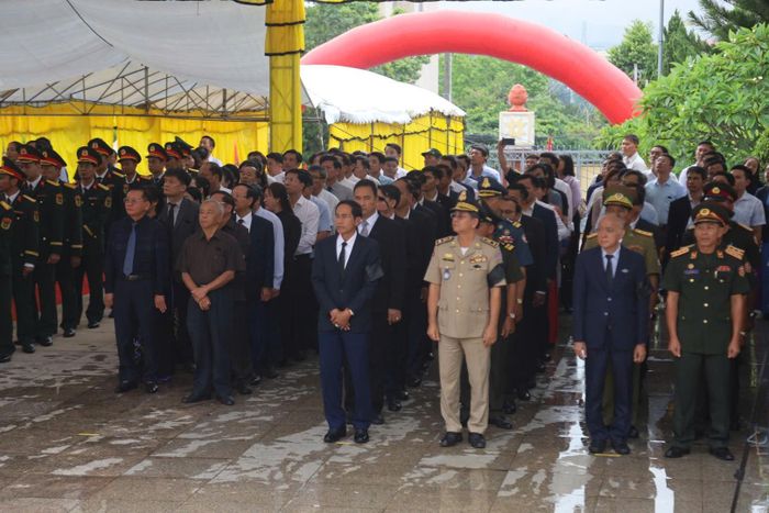 Lãnh đạo Trung ương, địa phương cùng đại diện Lào và Campuchia thành kính tri ân các Anh hùng liệt sĩ.