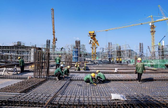 Các công nhân trên đại công trường APEC đang tích cực ngày đêm để thi công kịp tiến độ.