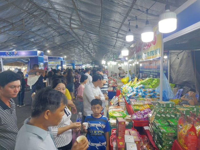 Hội chợ trưng bày với 260 gian hàng của doanh nghiệp Việt Nam, Campuchia và Lào.