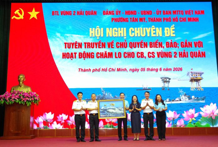 Thủ trưởng BTL Vùng 2 Hải quân tặng quà lưu niệm cho lãnh đạophường Tân Mỹ.