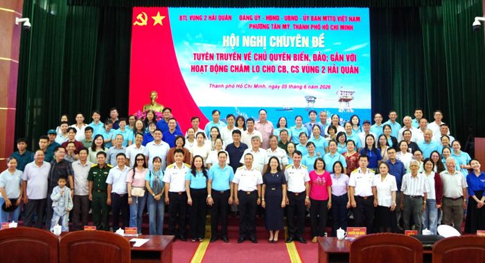 Đại biểu chụp ảnh lưu niệm.