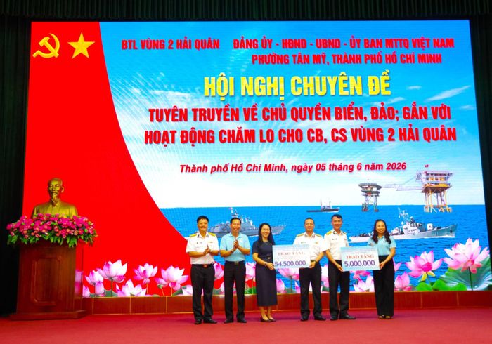 Đoàn công tác củaphường Tân Mỹ trao học bổng cho con củaCBCSđang công tác tạiBTL Vùng 2 Hải quâncó thành tích trong học tập.