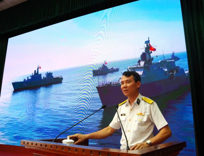Đại tá Phạm Ngọc Quý,Ủy viên BanThường vụ, Chủ nhiệm Chính trị Vùng 2 Hải quân thông tin tình hình biển, đảo.