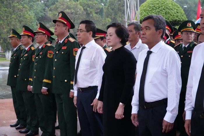 Phó Thủ tướng Chính phủ Phạm Thị Thanh Trà cùng Đoàn công tác tưởng niệm các anh hùng liệt sĩ tại Nghĩa trang Liệt sĩ phường Đăk Cấm