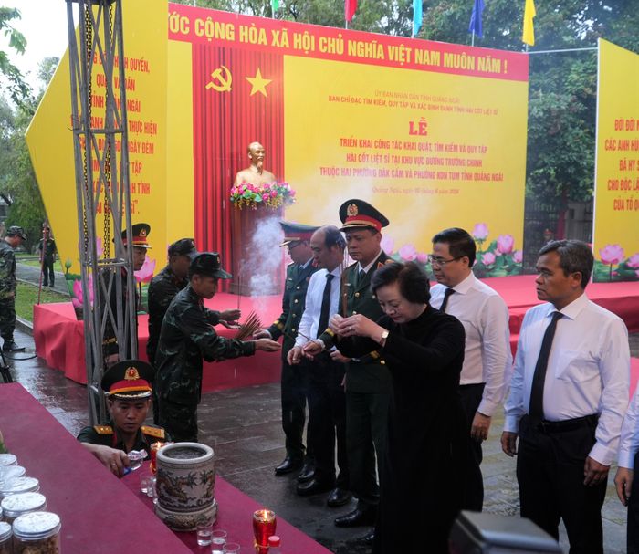 Phó Thủ tướng Chính phủ Phạm Thị Thanh Trà và các đại biểu dâng hương tưởng nhớ các Anh hùng liệt sĩ