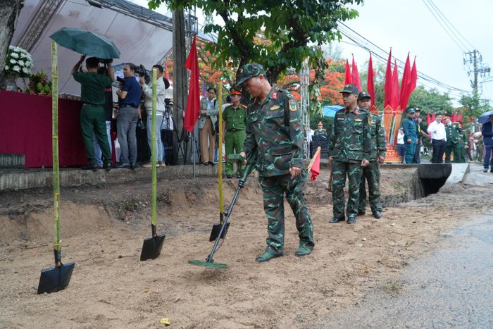 Lực lượng chức năng triển khai khai quật, tìm kiếm và quy tập hài cốt liệt sĩ