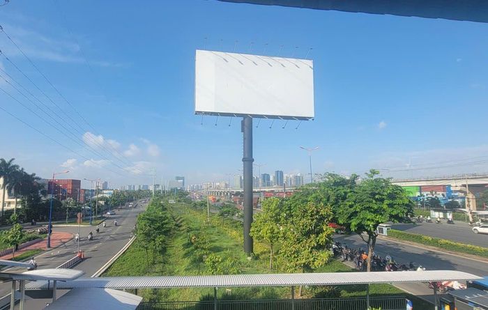 Sở Xây dựng kiến nghị UBND TP. Hồ Chí Minh chỉ đạo các đơn vị, địa phương xử lý đối với các công trình trụ quảng cáo ngoài trời vi phạm kết cấu hạ tầng giao thông đường bộ. Trong ảnh, trụ quảng cáo dọc tuyến Xa lộ Hà Nội, phường Phước Long. Ảnh: Quang Phương