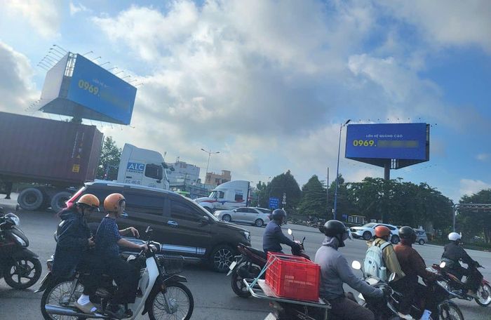 Sở Xây dựng cũng đề nghị UBND thành phố chỉ đạo các đơn vị, địa phương không cấp phép mới để xây dựng các trụ quảng cáo ngoài trời trong phạm vi bảo vệ kết cấu hạ tầng giao thông đường bộ. Trong ảnh, hai trụ quảng cáo tại ngã tư Bình Thái, phường Phước Long. Ảnh: Quang Phương