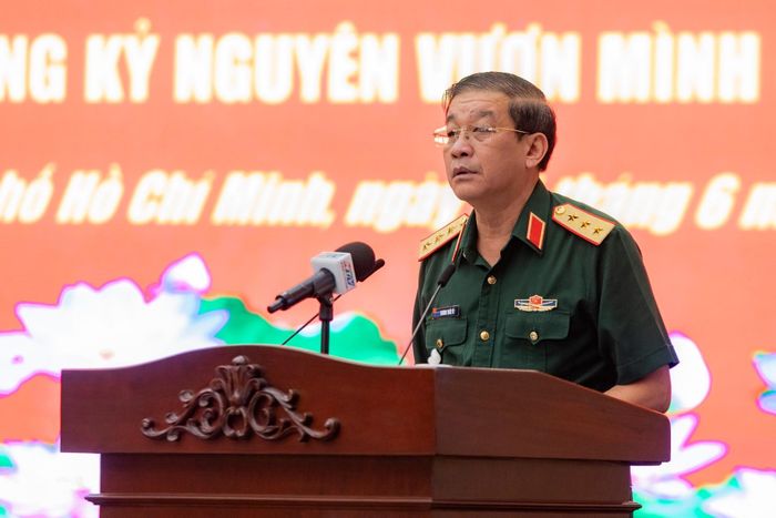 Phó Chủ nhiệm Tổng Cục chính trị Quân đội nhân dân Việt Nam, Thượng tướng Trương Thiên Tô báo cáo đề dẫn hội thảo