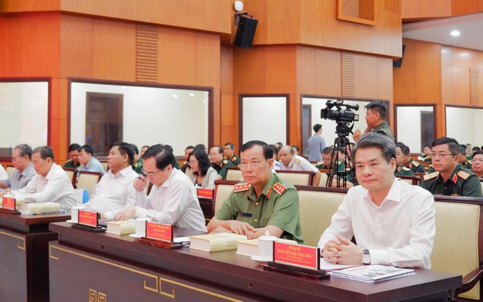 Chủ nhiệm Ủy ban Quốc phòng, An ninh và Đối ngoại, Thượng tướng Lê Tấn Tới; Phó trưởng Ban Tuyên giáo và Dân vận Trung ương Nguyễn Quang Đức cùng các đại biểu tham dự hội thảo