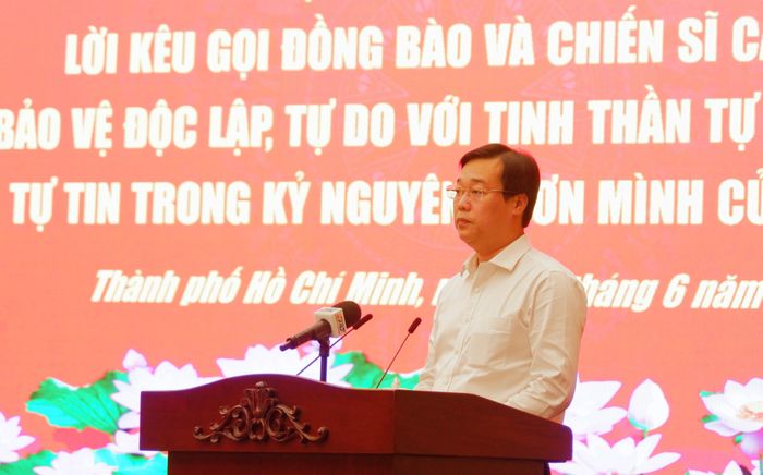 Phó Bí thư Thường trực Thành ủy Thành phố Hồ Chí Minh Lê Quốc Phong phát biểu chào mừng hội thảo