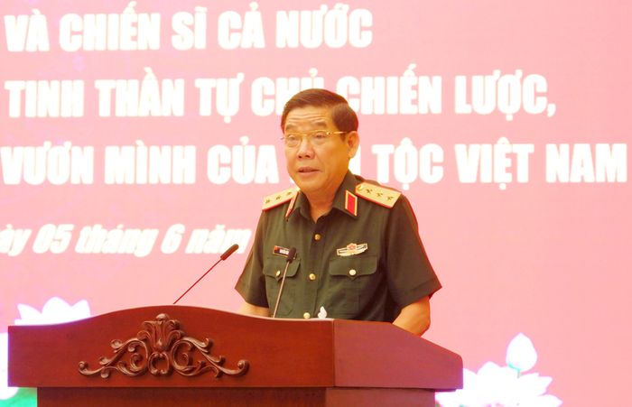 Thứ trưởng Bộ Quốc phòng, Thượng tướng Nguyễn Văn Gấu phát biểu khai mạc hội thảo