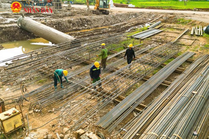 Các nhà thầu đã linh hoạt điều chỉnh thời gian làm việc, tăng cường thi công vào sáng sớm và ban đêm