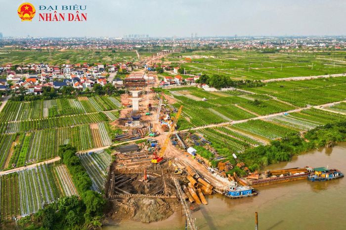 Tuyến cao tốc vành đai 4 sẽ đi trên cao, cắt ngang quốc lộ 1A bằng hệ thống cầu vượt quy mô lớn. Song song, hệ thống đường gom, đường công vụ ... cũng được đồng loạt triển khai