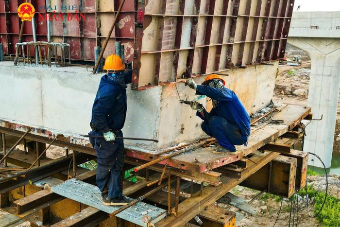 Hiện tại, phần cọc khoan nhồi toàn dự án hoàn thành khoảng 68%, riêng khu vực cầu dẫn phía bờ Hà Nội đạt khoảng 80% khối lượng cọc