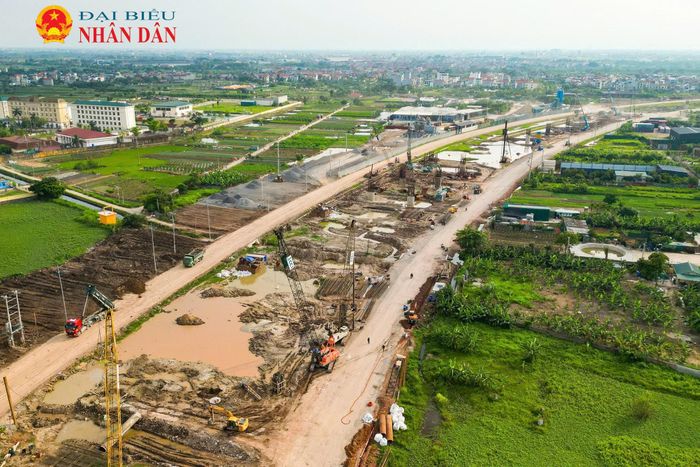 Các hạng mục phần móng và kết cấu phần dưới đang được ưu tiên triển khai nhằm bảo đảm tiến độ thi công cầu vượt sông Hồng thuộc Dự án Vành đai 4 - Vùng Thủ đô Hà Nội
