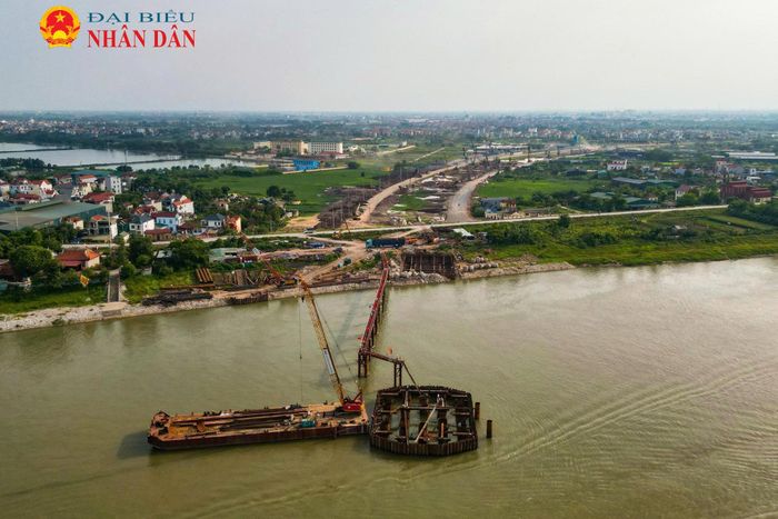 Tại vị trí trụ P3 trên sông Hồng, đơn vị thi công đã điều chỉnh giải pháp kỹ thuật nhằm rút ngắn thời gian thi công và nâng cao mức độ an toàn