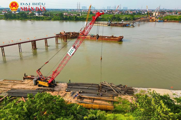 Theo ghi nhận, vào đầu tháng 6, tranh thủ thời tiết thuận lợi, công trường xây dựng cầu Mễ Sở vẫn duy trì 8 mũi thi công nhằm bảo đảm tiến độ các hạng mục
