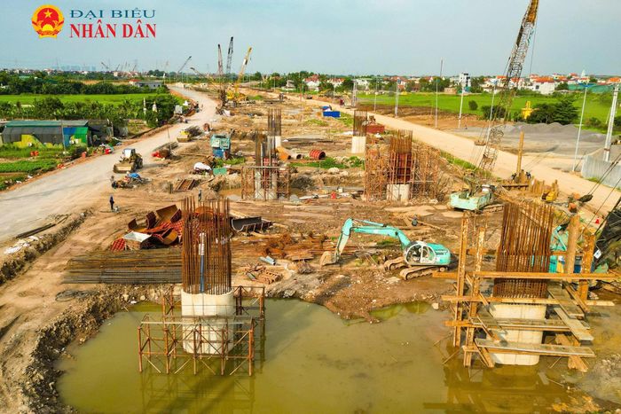 Tại công trường Vành đai 4 qua huyện Thường Tín (cũ), các mũi thi công đang được triển khai đồng thời trên nhiều hạng mục. Sau giai đoạn giải phóng mặt bằng và xử lý nền đất yếu, khu vực thi công hiện được bố trí nhiều thiết bị cơ giới phục vụ các hạng mục xây dựng