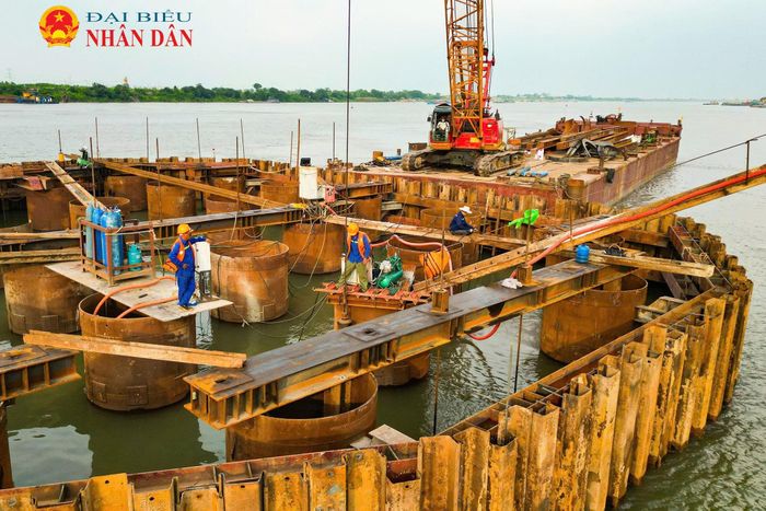 Được biết, các đơn vị nhà thầu đang triển khai hơn 400 kỹ sư, công nhân cùng trên 100 thiết bị, máy móc được huy động để thi công các hạng mục trọng điểm trước mùa mưa lũ