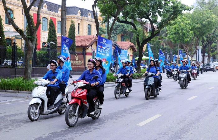 Các lực lượng diễu hành hưởng ứng Tháng hành động phòng, chống ma túy năm 2026