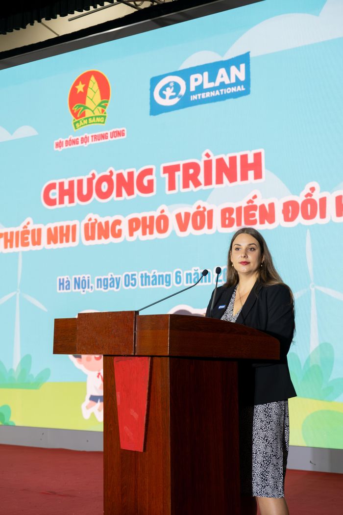 Thành viên Ban Giám đốc Plan International Việt Nam bà Carina Neset chia sẻ tại chương trình. (Ảnh: Khánh Vy)