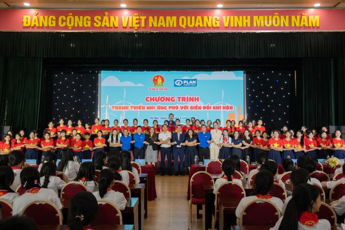 Các đại biểu chụp ảnh lưu niệm. (Ảnh:Khánh Vy)