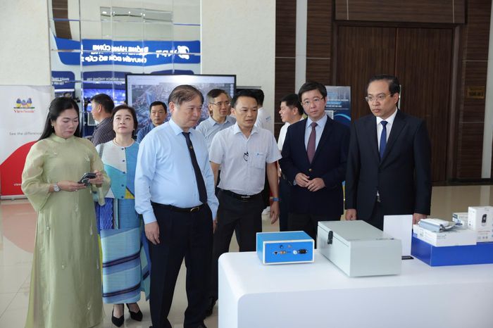 Các đại biểu tham quan gian trưng bày trong khuôn khổ diễn đàn. Ảnh: Hải Dương