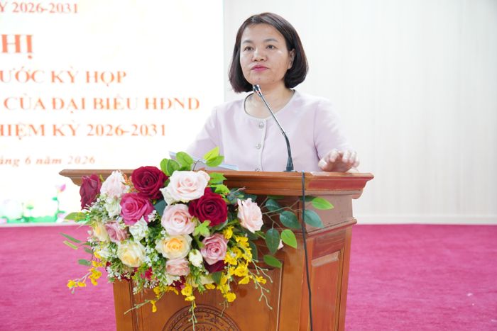 Đồng chí Vũ Thị Ngọc Hiền - Phó Chủ tịch UBND phường Dương Nội trình bày báo cáo tại hội nghị.