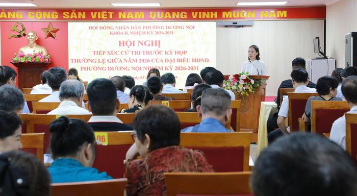 "Quý I năm 2026, Đảng bộ phường Dương Nội vinh dự được Thành phố đánh giá là đơn vị hoàn thành xuất sắc nhiệm vụ. Để tiếp tục giữ vững và phát huy kết quả đó trong các quý tiếp theo, rất mong tiếp tục nhận được sự đồng hành, phối hợp và trách nhiệm của các đồng chí từ các chi bộ, tổ dân phố đến các cơ quan, đơn vị, các tổ chức chính trị - xã hội trên địa bàn trong việc hỗ trợ, triển khai hiệu quả các nhiệm vụ chính trị của phường," đồng chí Bí thư tâm huyết chia sẻ.