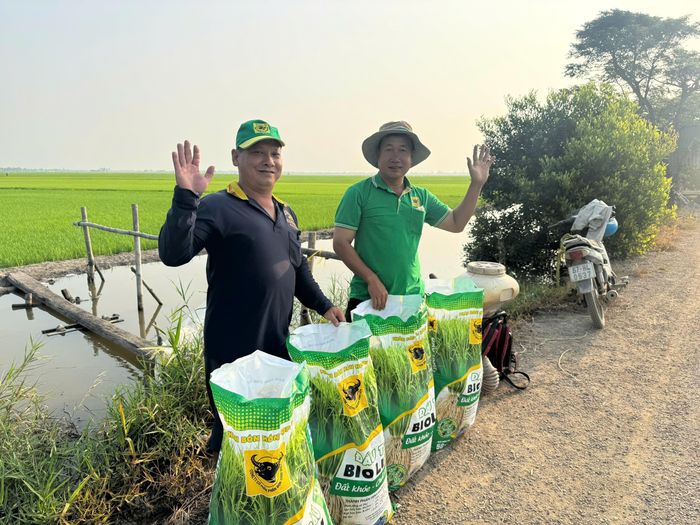 Nông dân Cần Thơ sử dụng phân bón BiO Canxi thế hệ mới trong quy trình cải tạo đất, góp phần giảm phát thải và nâng cao hiệu quả sản xuất. Ảnh: PV