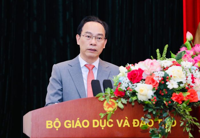 Bộ trưởng Hoàng Minh Sơn nhấn mạnh: "Các hiệu trưởng cần nhận thức sâu sắc rằng vị trí được giao không chỉ là vinh dự mà trước hết là trách nhiệm; không chỉ là quyền hạn mà còn là sự cống hiến và dấn thân vì sự phát triển của đơn vị, của ngành và của đất nước".
