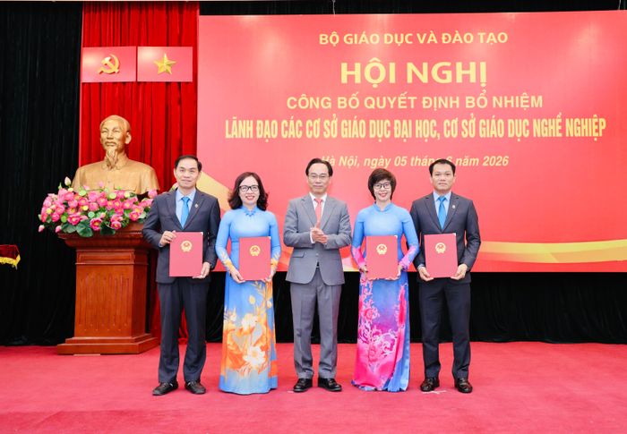 Bộ trưởng Hoàng Minh Sơn trao Quyết định bổ nhiệm hiệu trưởng, hiệu phó Trường Đại học Mở Hà Nội