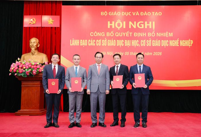 Bộ trưởng Hoàng Minh Sơn trao quyết định bổ nhiệm hiệu trưởng, hiệu phó Trường Đại học Hà Nội