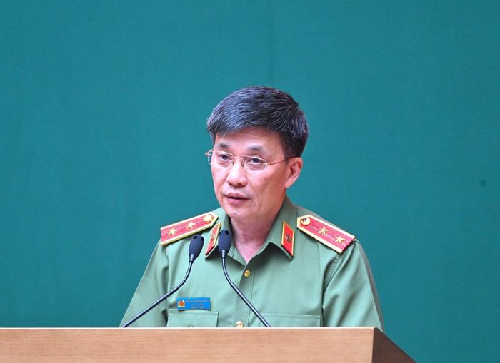 Cục trưởng Cục Kế hoạch và Tài chính Thiếu tướng Nguyễn Trường Giang trình bày báo cáo tình hình công tác đầu tư và kết quả, tiến độ giải ngân các nguồn vốn đầu tư công năm 2026 trong CAND; phương hướng, nhiệm vụ trong thời gian tới.