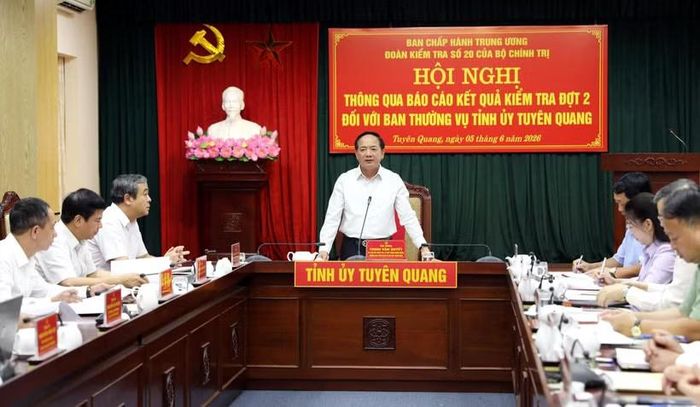 Ủy viên Bộ Chính trị, Bí thư Trung ương Đảng, Trưởng Ban Tuyên giáo và Dân vận Trung ương Trịnh Văn Quyết chủ trì hội nghị. Ảnh: Quang Cường – TTXVN