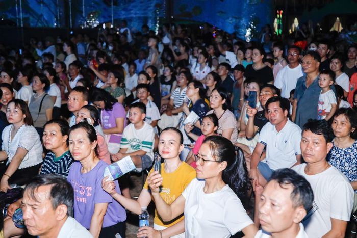 Chương trình thu hút đông đảo người dân địa phương, khách du lịch tham dự. Ảnh: Tùng Đinh