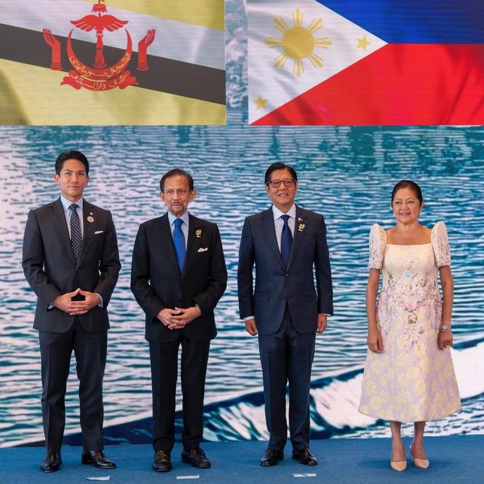  Hoàng tử Abdul Mateen (ngoài cùng bên trái) cùng Quốc vương Brunei Hassanal Bolkiah tham dự Hội nghị Cấp cao ASEAN tại Cebu (Philippines) ngày 7/5. Ảnh: X/@tmski 