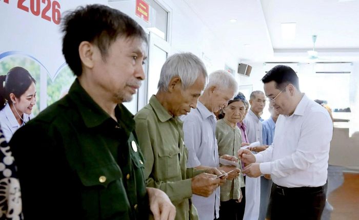 Lãnh đạo tỉnh động viên NCT tại buổi khám sức khỏe trên địa bàn xã Yên Bình (Lào Cai).